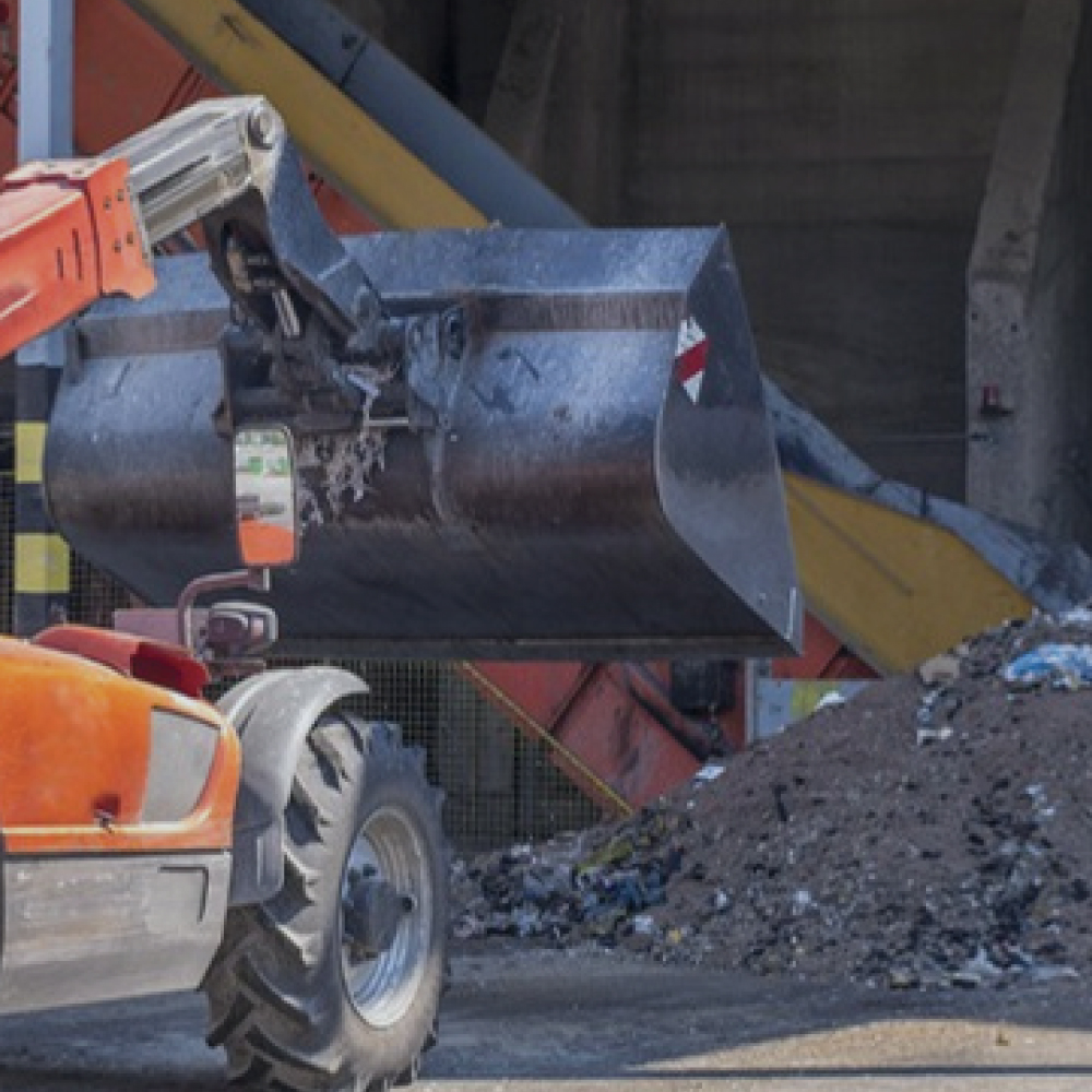 تنظيف المباني وإزالة الأنقاض