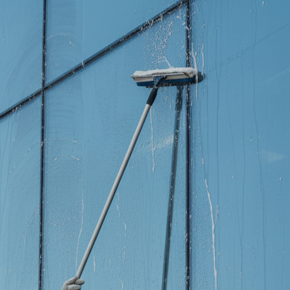 تنظيف الواجهات الزجاجية